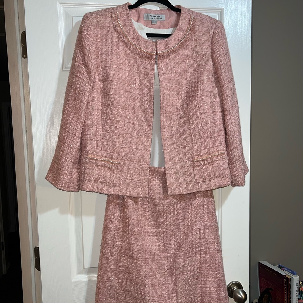 Classy Tahari suit 2 piece